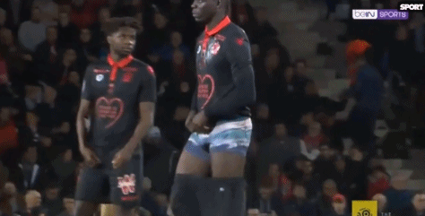 皇马客场3-0击败毕巴，维尼修斯表现低迷，全场仅射正1次，状态持续下滑。（皇马客场三球零封毕巴，维尼修斯表现黯淡仅1次射正，状态仍在下滑）