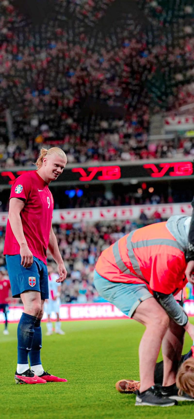 德媒：施洛特贝克在等待豪门，多特可能强硬应对拒绝低价出售（德媒：施洛特贝克静候豪门报价，多特态度强硬拒绝甩卖）