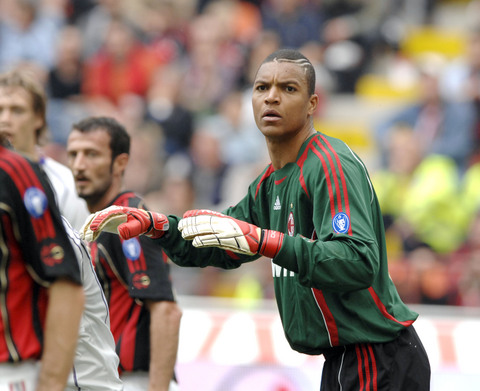 官方：齐达内之子卢卡内收肌受伤，已离开阿尔及利亚队训练营（阿尔及利亚队官方：卢卡·齐达内内收肌受伤，已离开国家队集训营）