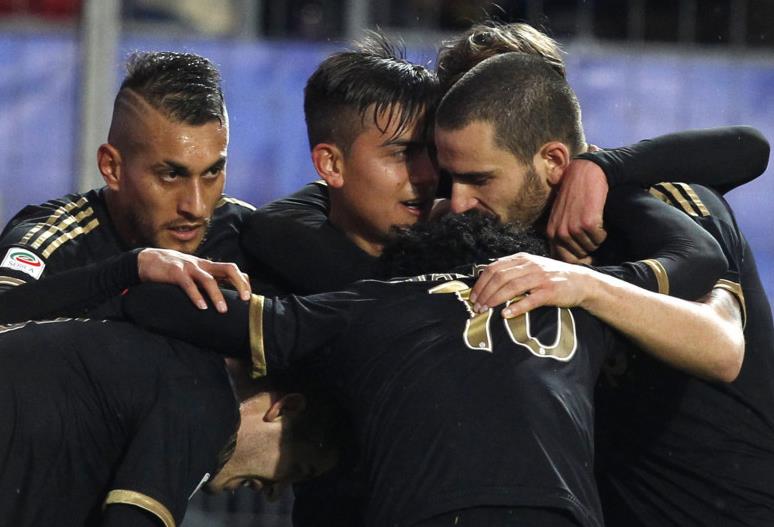 球星突破防线送出关键助攻（王牌强突撕裂防线送出关键助攻）