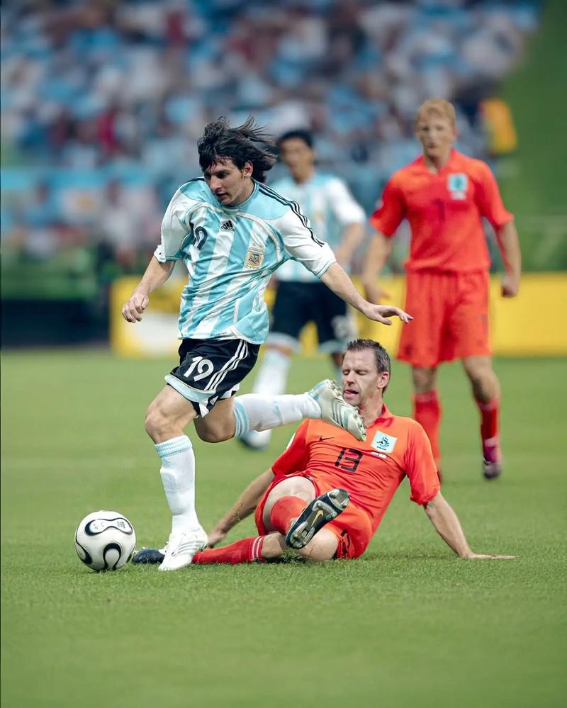 迪尼：谢什科在场上犹豫不决，他从来都和队友不在一个频道上（迪尼：谢什科比赛中优柔寡断，始终与队友不同步）