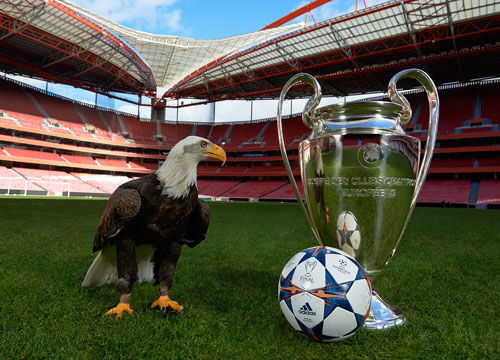 曼联防线稳固零封曼城德比胜利（曼联铁壁零封曼城，德比战告捷）