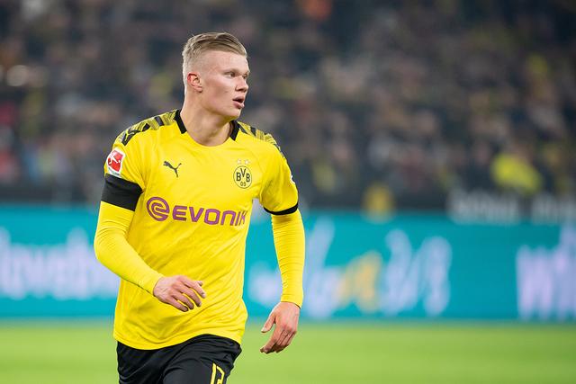 足球国足训练课发生小插曲，球员被逗笑（国足训练课突发趣事，球员忍俊不禁）